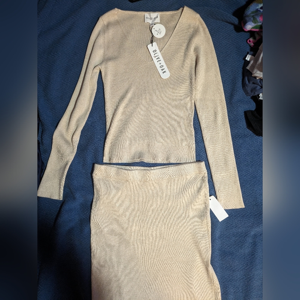 Brand New Olive and Oak 2 Piece Set Ribbed Stretchy Size Large